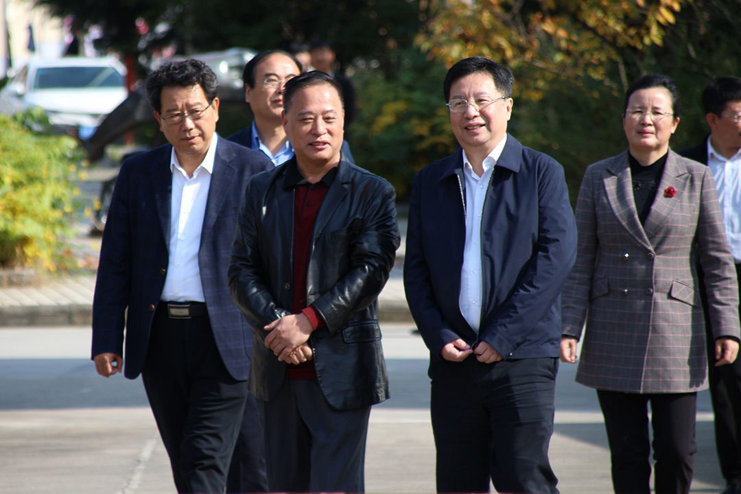 中共陕西省委副书记胡衡华莅临J9集团药业调研项目建设情况 拷贝.jpg