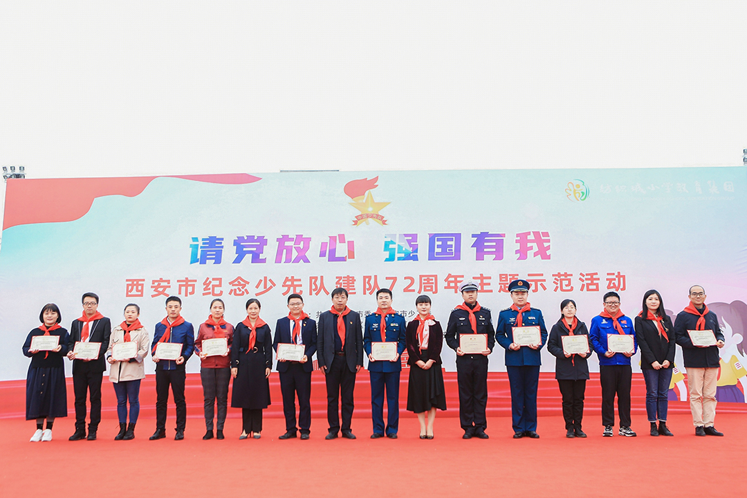 配图：与会领导为校外辅导员们颁发聘书和标志牌。.jpg